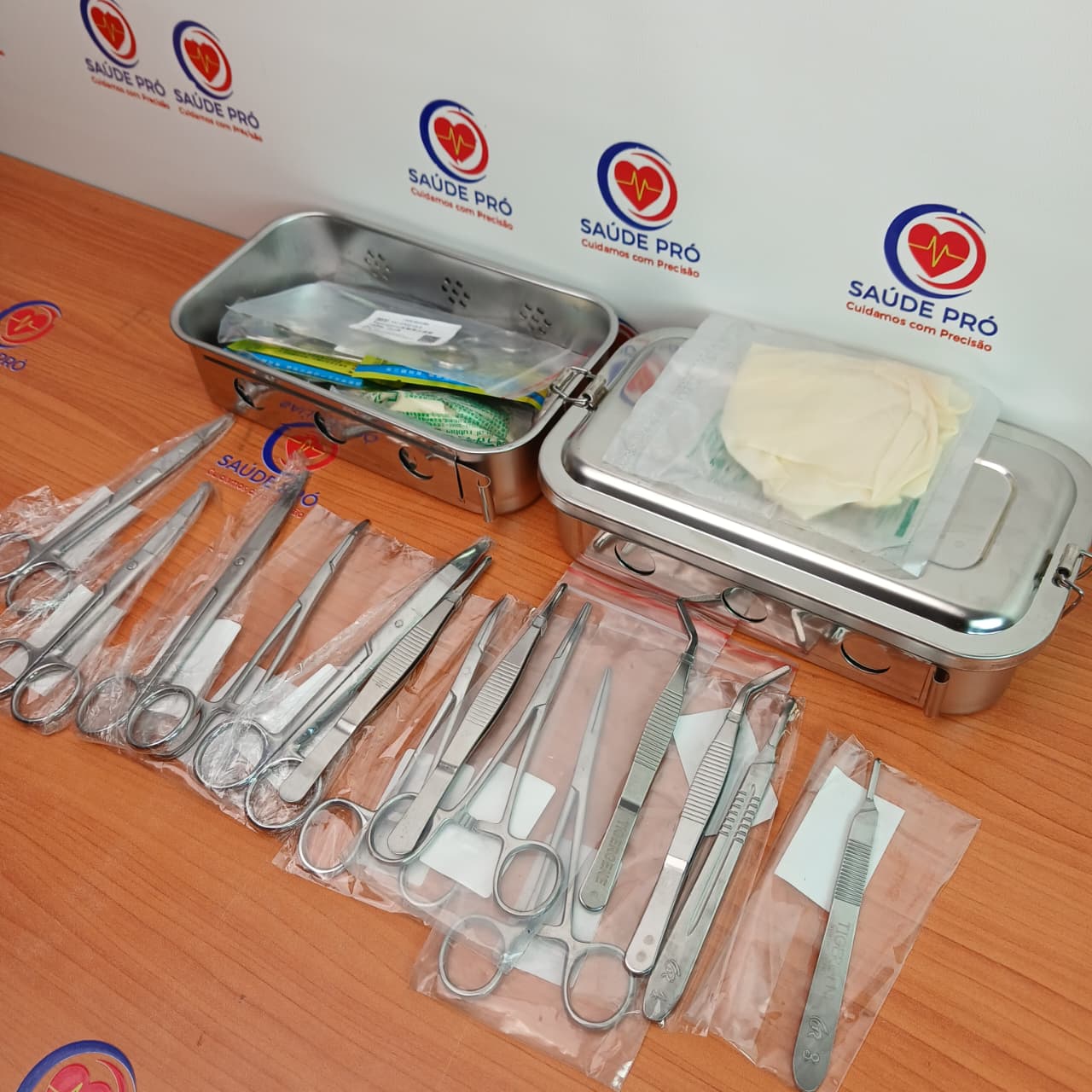 Kit de Pequenas Cirurgias 15 Peças – Aço Inoxidável com Caixa Perfurada para Autoclave
